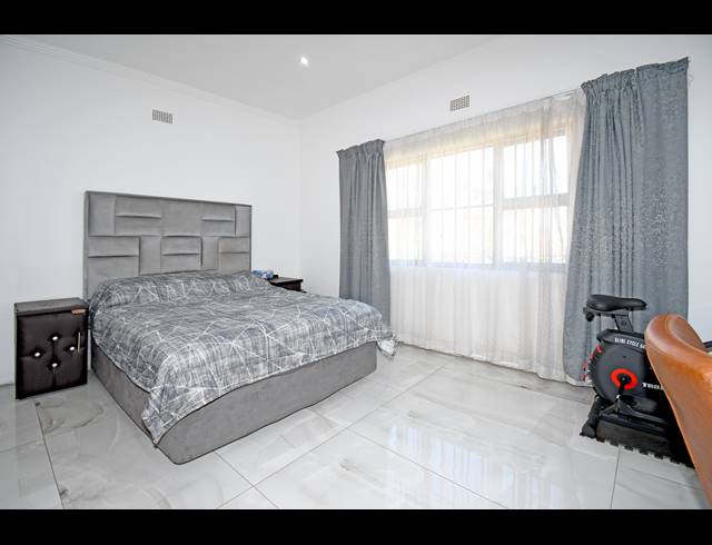 3 BEDROOM HOUSE FOR SALE IN MAYFAIR WEST